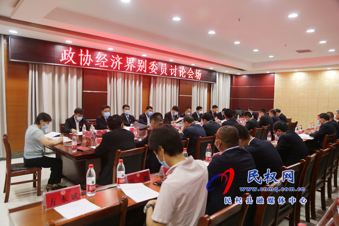 縣委副書記、縣長張團結(jié)參加縣政協(xié)經(jīng)濟界別委員討論