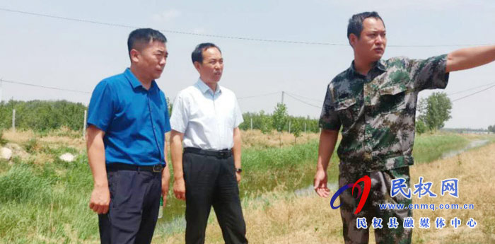 縣領(lǐng)導韓德勇到雙塔鎮(zhèn)巡河及督導“三夏”生產(chǎn)暨秸稈禁燒工作 縣領(lǐng)導韓德勇到雙塔鎮(zhèn)巡河及督導“三夏”生產(chǎn)暨秸稈禁燒工作