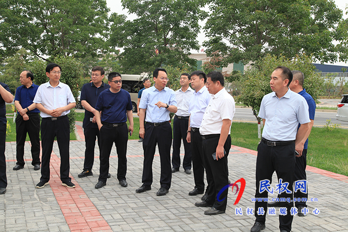 縣委常委、常務(wù)副縣長(zhǎng)李啟峰查看我縣街頭綠地建設(shè)工作