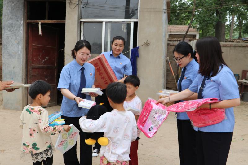 民權(quán)縣人民檢察院開展“六一慰問送關(guān)愛，情系兒童護(hù)成長”活動(dòng)