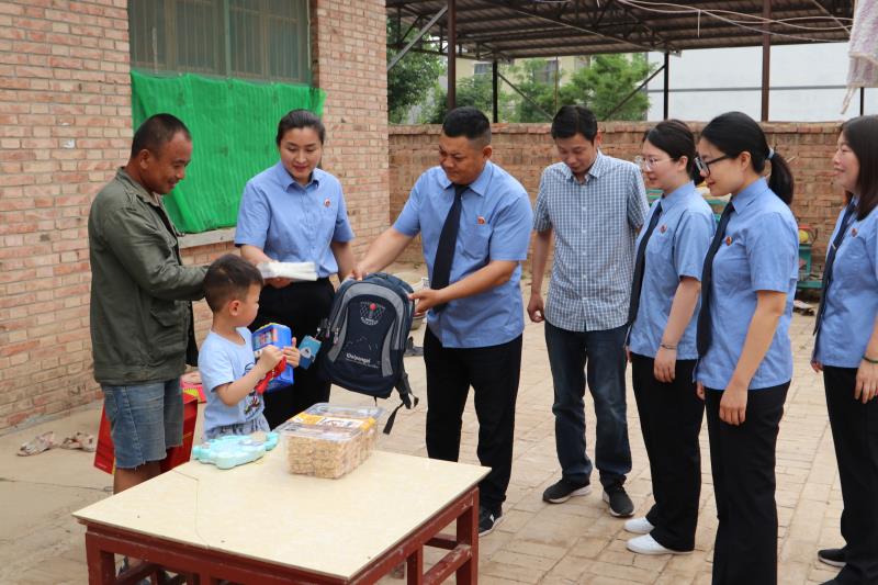 民權(quán)縣人民檢察院開展“六一慰問送關(guān)愛，情系兒童護(hù)成長”活動(dòng)