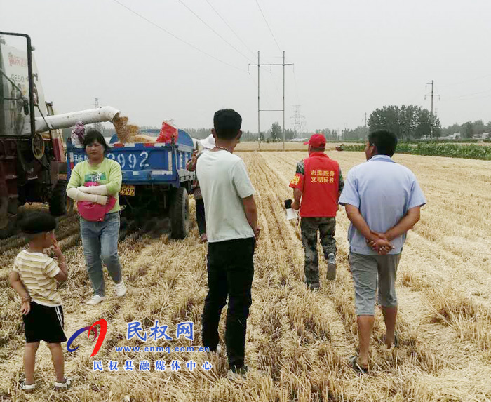 王橋鎮(zhèn):新時(shí)代文明實(shí)踐志愿者助力“三夏” 王橋鎮(zhèn):新時(shí)代文明實(shí)踐志愿者助力“三夏”