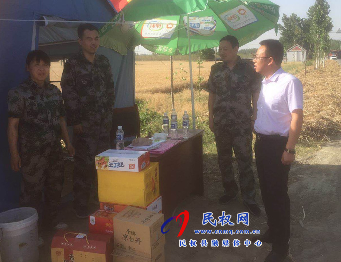 王橋鎮(zhèn)黨委書記陳健、鎮(zhèn)長張玉合督導慰問“三夏”一線干部