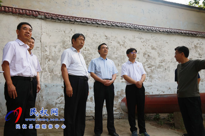 省抗旱搶種保苗指導(dǎo)工作第一組組長、省農(nóng)業(yè)農(nóng)村廳黨組成員、總農(nóng)藝師王俊忠到民權(quán)縣開展抗旱搶種保苗指導(dǎo)工作