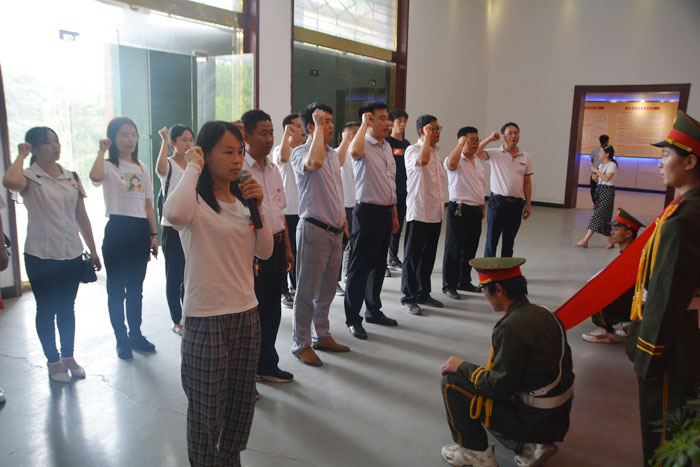 縣機(jī)電制冷技術(shù)學(xué)院舉行“凝心聚力，抗擊疫情”紅色主題黨日活動(dòng)