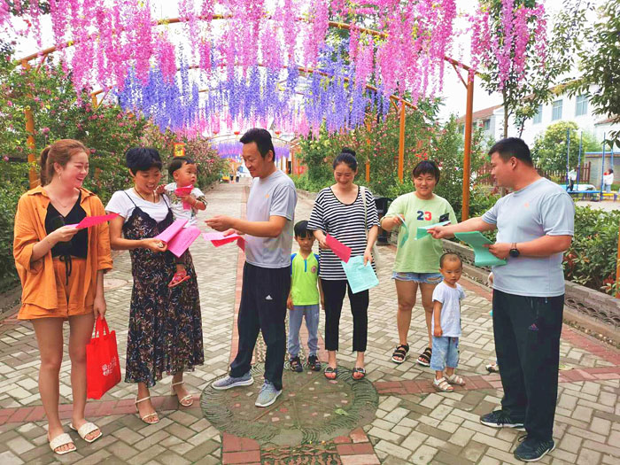 縣人防維護(hù)中心走進(jìn)幫扶村宣傳人防知識(shí) 縣人防維護(hù)中心走進(jìn)幫扶村宣傳人防知識(shí)