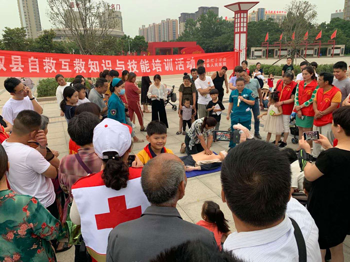 民權(quán)縣紅十字會組織開展自救互救知識技能培訓(xùn)在東區(qū)廣場舉行 民權(quán)縣紅十字會組織開展自救互救知識技能培訓(xùn)在東區(qū)廣場舉行