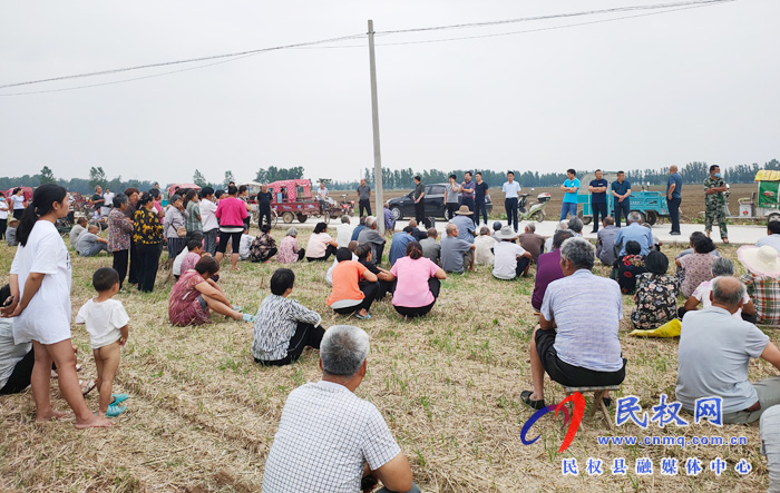 老顏集鄉(xiāng)"一場開在田間地頭的招聘會" 老顏集鄉(xiāng)"一場開在田間地頭的招聘會"