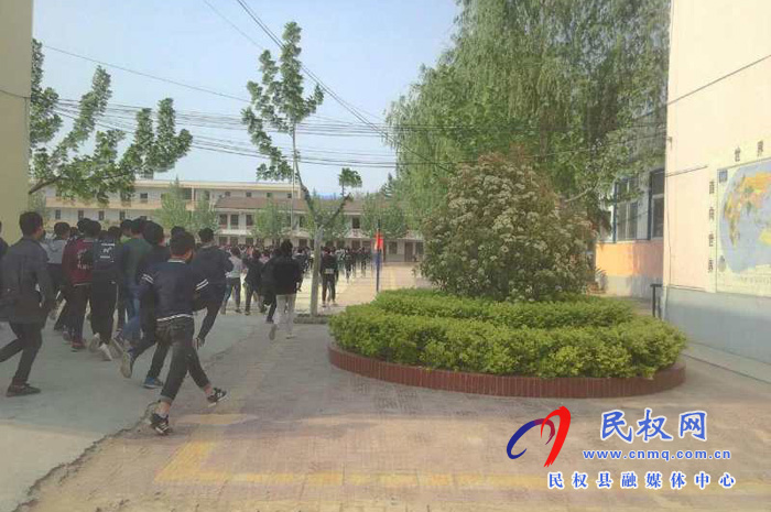 民權(quán)縣組織開(kāi)展安全生產(chǎn)宣傳教育進(jìn)校園和應(yīng)急疏散演練活動(dòng) 民權(quán)縣組織開(kāi)展安全生產(chǎn)宣傳教育進(jìn)校園和應(yīng)急疏散演練活動(dòng)