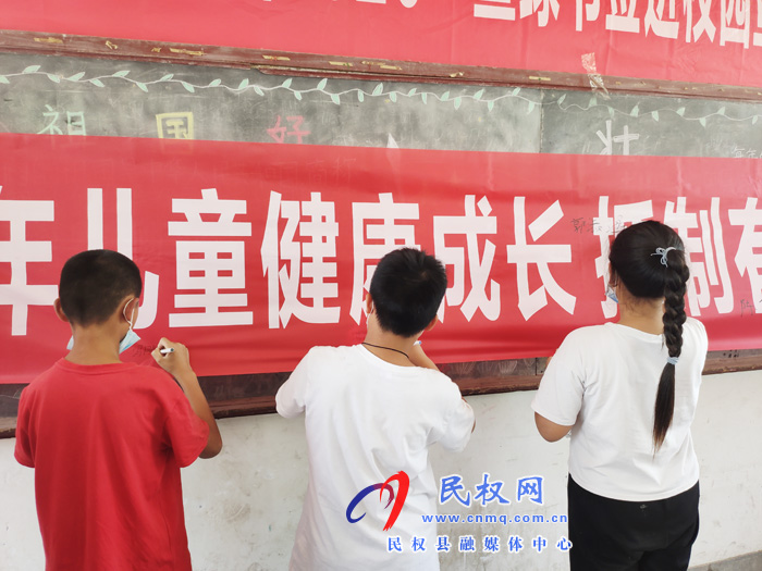 王橋鎮(zhèn)開展“掃黃打非·護(hù)苗2020”暨綠書簽進(jìn)校園宣傳活動(dòng) 王橋鎮(zhèn)開展“掃黃打非·護(hù)苗2020”暨綠書簽進(jìn)校園宣傳活動(dòng)