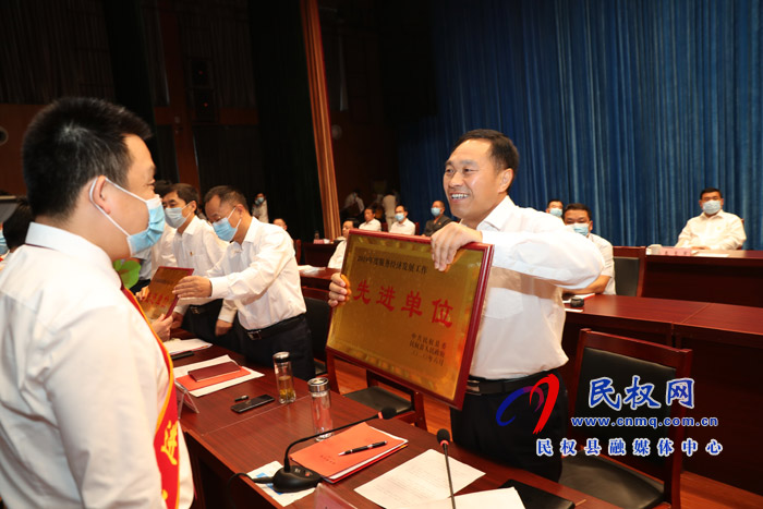 全縣三級(jí)干部大會(huì)暨脫貧攻堅(jiān)推進(jìn)會(huì)在縣人民藝術(shù)中心召開(kāi) 全縣三級(jí)干部大會(huì)暨脫貧攻堅(jiān)推進(jìn)會(huì)在縣人民藝術(shù)中心召開(kāi)