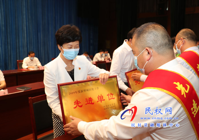 全縣三級(jí)干部大會(huì)暨脫貧攻堅(jiān)推進(jìn)會(huì)在縣人民藝術(shù)中心召開(kāi) 全縣三級(jí)干部大會(huì)暨脫貧攻堅(jiān)推進(jìn)會(huì)在縣人民藝術(shù)中心召開(kāi)