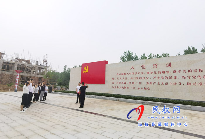 縣融媒體中心舉行“七一”重溫入黨誓詞活動(dòng) 縣融媒體中心舉行“七一”重溫入黨誓詞活動(dòng)