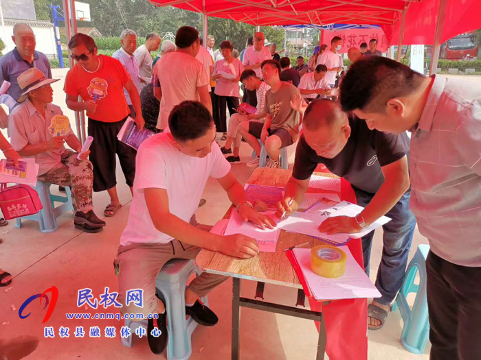 王橋鎮(zhèn):把招聘會(huì)開(kāi)到村頭 王橋鎮(zhèn):把招聘會(huì)開(kāi)到村頭