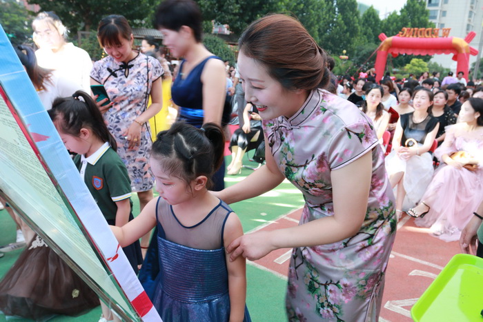 滿滿的儀式感！民權(quán)東區(qū)實(shí)驗(yàn)幼兒園迎來(lái)畢業(yè)季