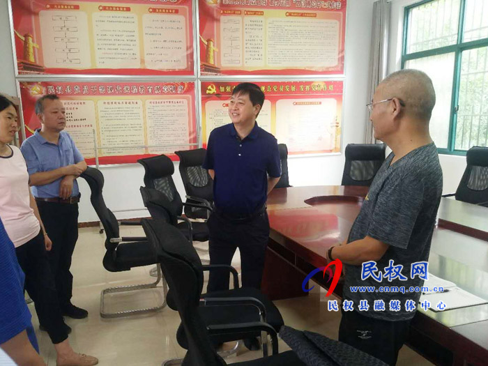 縣委常委、統(tǒng)戰(zhàn)部長趙通到野崗鎮(zhèn)沙沃村調(diào)研指導(dǎo)脫貧攻堅(jiān)工作