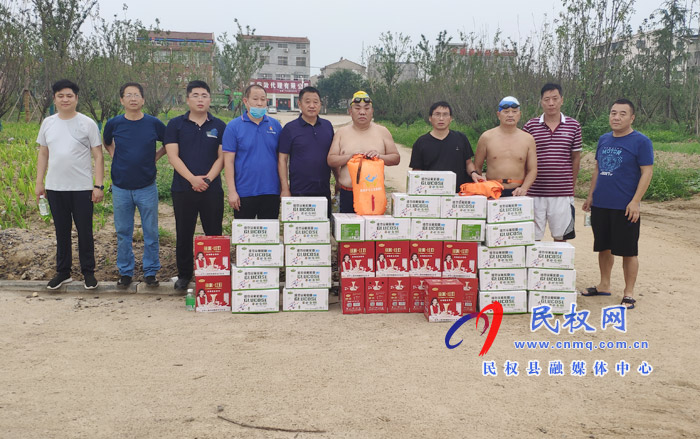 民權(quán)水上義務救援隊員勇救溺水少年獲點贊 民權(quán)水上義務救援隊員勇救溺水少年獲點贊
