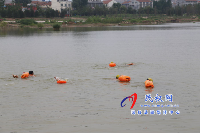 民權(quán)水上義務救援隊員勇救溺水少年獲點贊 民權(quán)水上義務救援隊員勇救溺水少年獲點贊