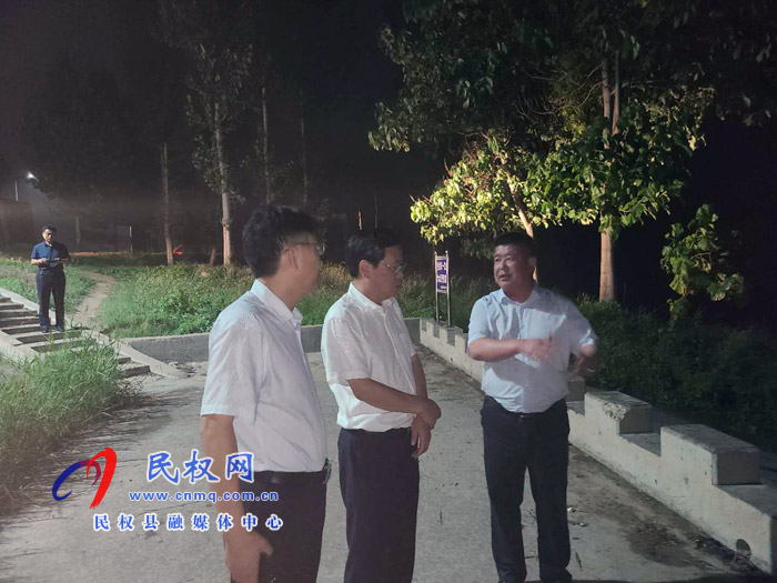 市人大常委會(huì)副主任、縣委書記姬脈常冒雨夜查防汛工作