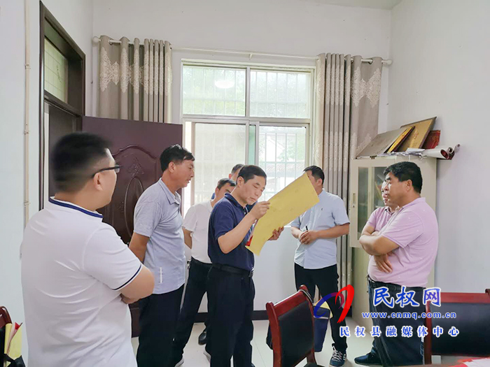 縣委常委、組織部長何玉明到褚廟鄉(xiāng)督導(dǎo)脫貧攻堅普查工作