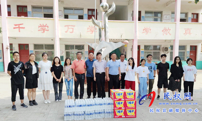 民權(quán)縣關(guān)工委領(lǐng)導(dǎo)慰問南審傳遞童年支教隊 民權(quán)縣關(guān)工委領(lǐng)導(dǎo)慰問南審傳遞童年支教隊
