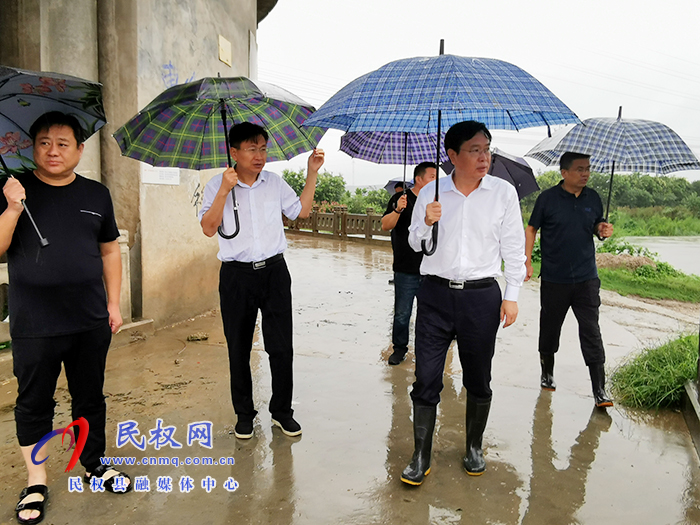 市人大常委會副主任、縣委書記姬脈常冒雨檢查督導防汛工作
