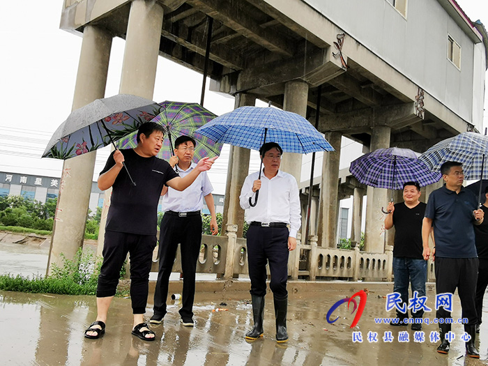 市人大常委會副主任、縣委書記姬脈常冒雨檢查督導防汛工作