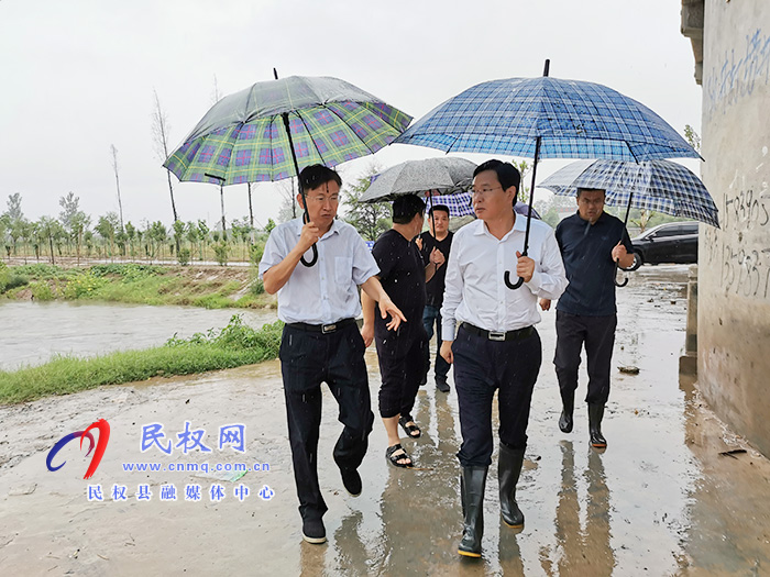 市人大常委會副主任、縣委書記姬脈常冒雨檢查督導防汛工作