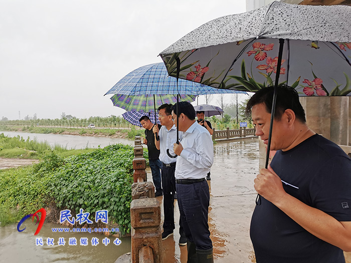 市人大常委會副主任、縣委書記姬脈常冒雨檢查督導防汛工作