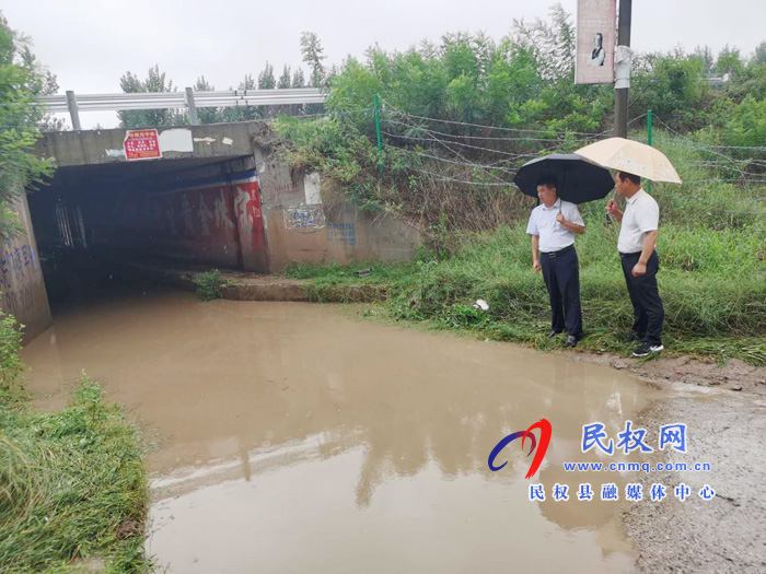 雙塔鎮(zhèn):冒雨檢查防汛工作 雙塔鎮(zhèn):冒雨檢查防汛工作