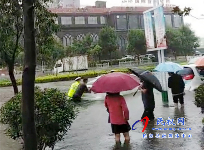 雨中的“濕影”——當兵的小伙子、你真是好樣的！