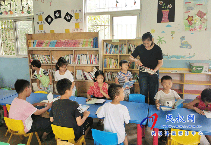 河南民權(quán):村小學(xué)開了暑假“愛心書屋” 河南民權(quán):村小學(xué)開了暑假“愛心書屋”