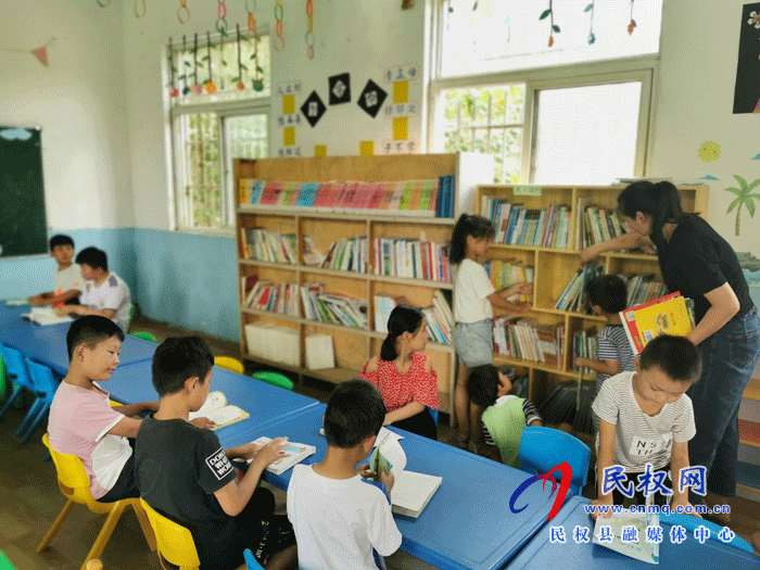 河南民權(quán):村小學(xué)開了暑假“愛心書屋” 河南民權(quán):村小學(xué)開了暑假“愛心書屋”