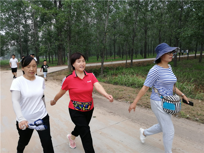 民權(quán)縣第三小學舉行“文明暑假健康行”徒步活動 民權(quán)縣第三小學舉行“文明暑假健康行”徒步活動