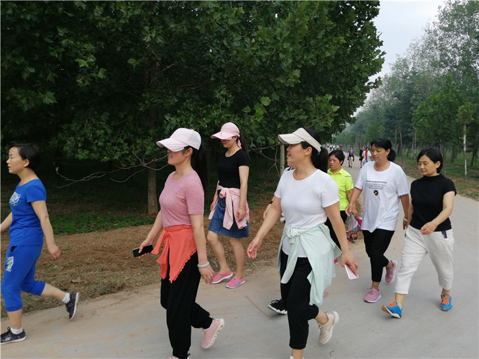 民權(quán)縣第三小學舉行“文明暑假健康行”徒步活動 民權(quán)縣第三小學舉行“文明暑假健康行”徒步活動
