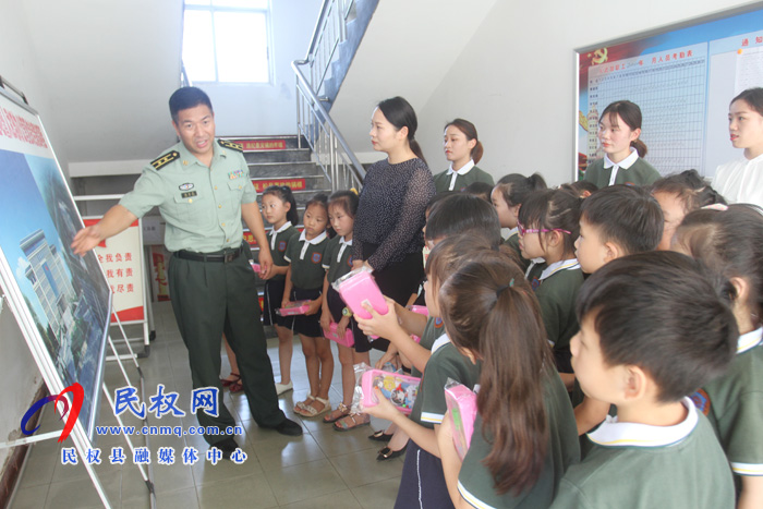 向最可愛的人致敬——民東新區(qū)實(shí)驗(yàn)幼兒園八一節(jié)慰問活動 向最可愛的人致敬——民東新區(qū)實(shí)驗(yàn)幼兒園八一節(jié)慰問活動