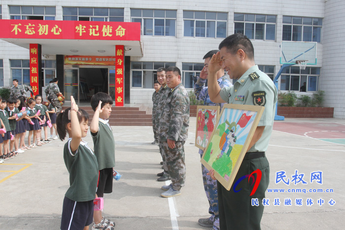 向最可愛的人致敬——民東新區(qū)實(shí)驗(yàn)幼兒園八一節(jié)慰問活動 向最可愛的人致敬——民東新區(qū)實(shí)驗(yàn)幼兒園八一節(jié)慰問活動