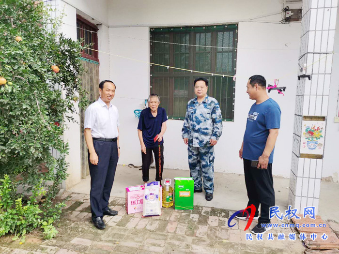 縣委常委、人武部政委江靜亞到雙塔鎮(zhèn)慰問(wèn)