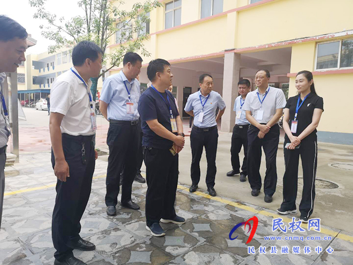 市紀(jì)委四室主任耿筠清、市紀(jì)委駐教體局組長(zhǎng)洪軍到我縣檢查指導(dǎo)特崗教師招聘面試工作