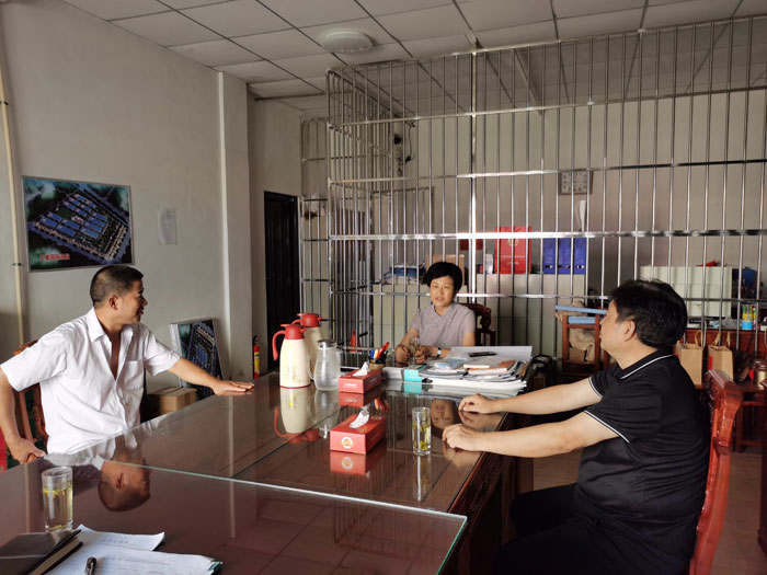 縣人大常委會主任周燕走訪企業(yè) 縣人大常委會主任周燕走訪企業(yè)