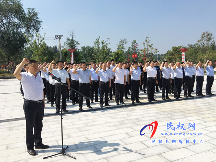 商丘市各縣區(qū)扶貧干部培訓班學員到雙塔鎮(zhèn)參觀交流抓黨建促脫貧工作 商丘市各縣區(qū)扶貧干部培訓班學員到雙塔鎮(zhèn)參觀交流抓黨建促脫貧工作