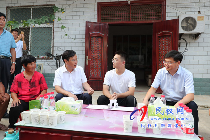 市人大常委會副主任、縣委書記姬脈常慰問我縣考入“清華大學(xué)”優(yōu)秀學(xué)子張海波和袁沖