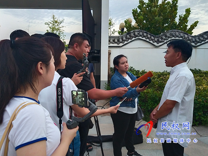 “農(nóng)媒總編走基層?鄉(xiāng)村振興中原行”采訪座談會(huì)在我縣召開(kāi) “農(nóng)媒總編走基層?鄉(xiāng)村振興中原行”采訪座談會(huì)在我縣召開(kāi)