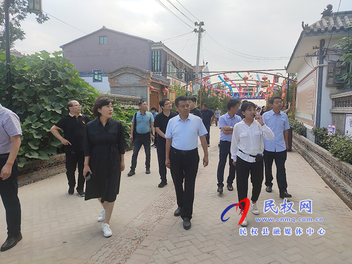 “農(nóng)媒總編走基層 鄉(xiāng)村振興中原行”采訪團到我縣部分鄉(xiāng)鎮(zhèn)進行采風(fēng) “農(nóng)媒總編走基層 鄉(xiāng)村振興中原行”采訪團到我縣部分鄉(xiāng)鎮(zhèn)進行采風(fēng)
