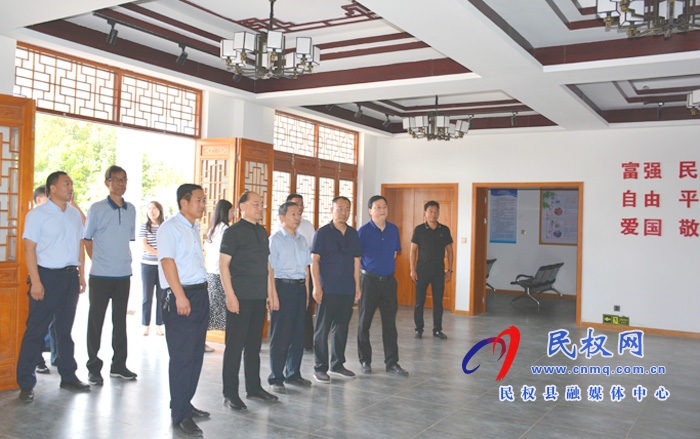 省政協(xié)常委、信陽市政協(xié)副主席、市黨外知識分子聯(lián)誼會(huì)會(huì)長周保林蒞民調(diào)研