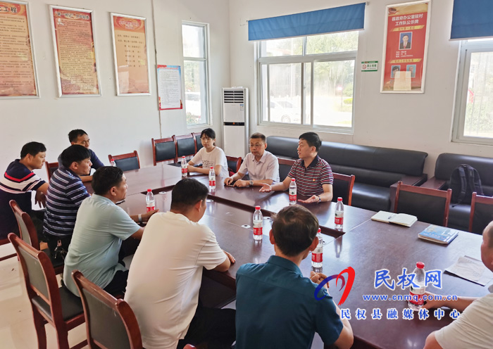 縣委常委、副縣長房季在史村鋪村組織召開海關(guān)總署選調(diào)生接受學習鍛煉座談會