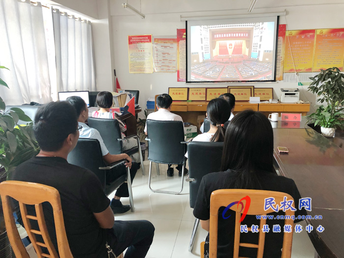 我縣各鄉(xiāng)鎮(zhèn)（街道辦）、縣直各單位集中收聽收看全國抗擊新冠肺炎疫情表彰大會(huì)