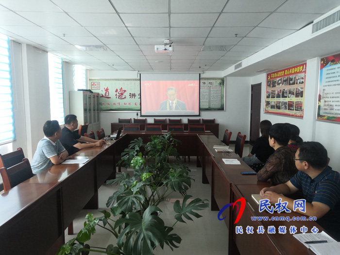 我縣各鄉(xiāng)鎮(zhèn)（街道辦）、縣直各單位集中收聽收看全國抗擊新冠肺炎疫情表彰大會(huì)