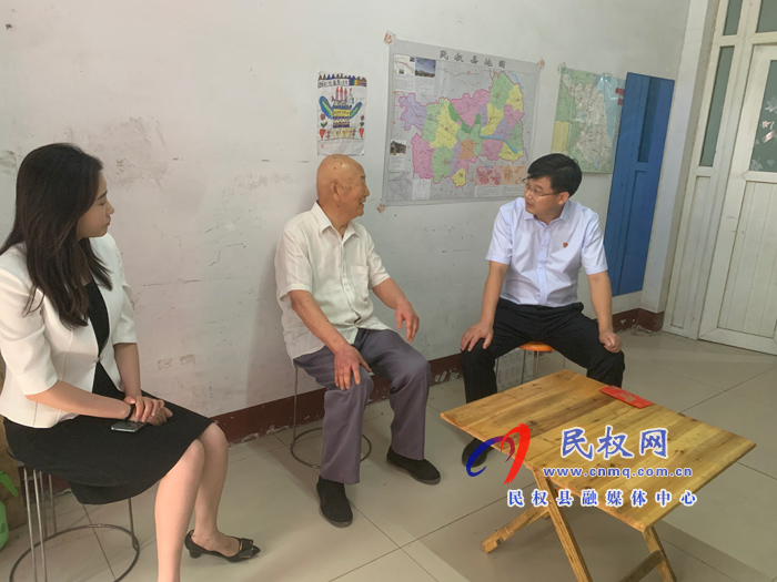 縣委副書記、縣長(zhǎng)張團(tuán)結(jié)教師節(jié)前夕看望慰問退休優(yōu)秀教師