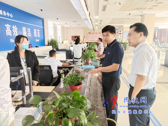 縣委副書記、縣長張團結(jié)調(diào)研12345政府熱線和“放管服”改革工作